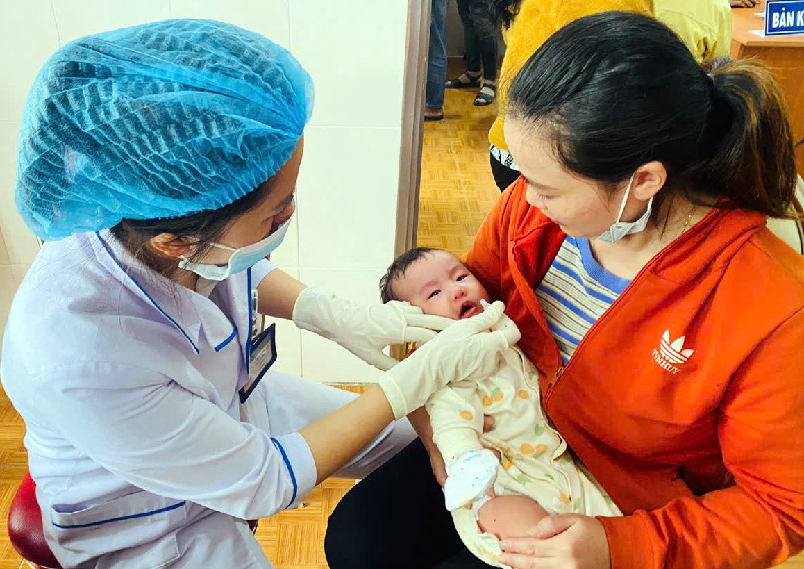 12-7-hình 1- Uống vắc xin phòng bại liệt
