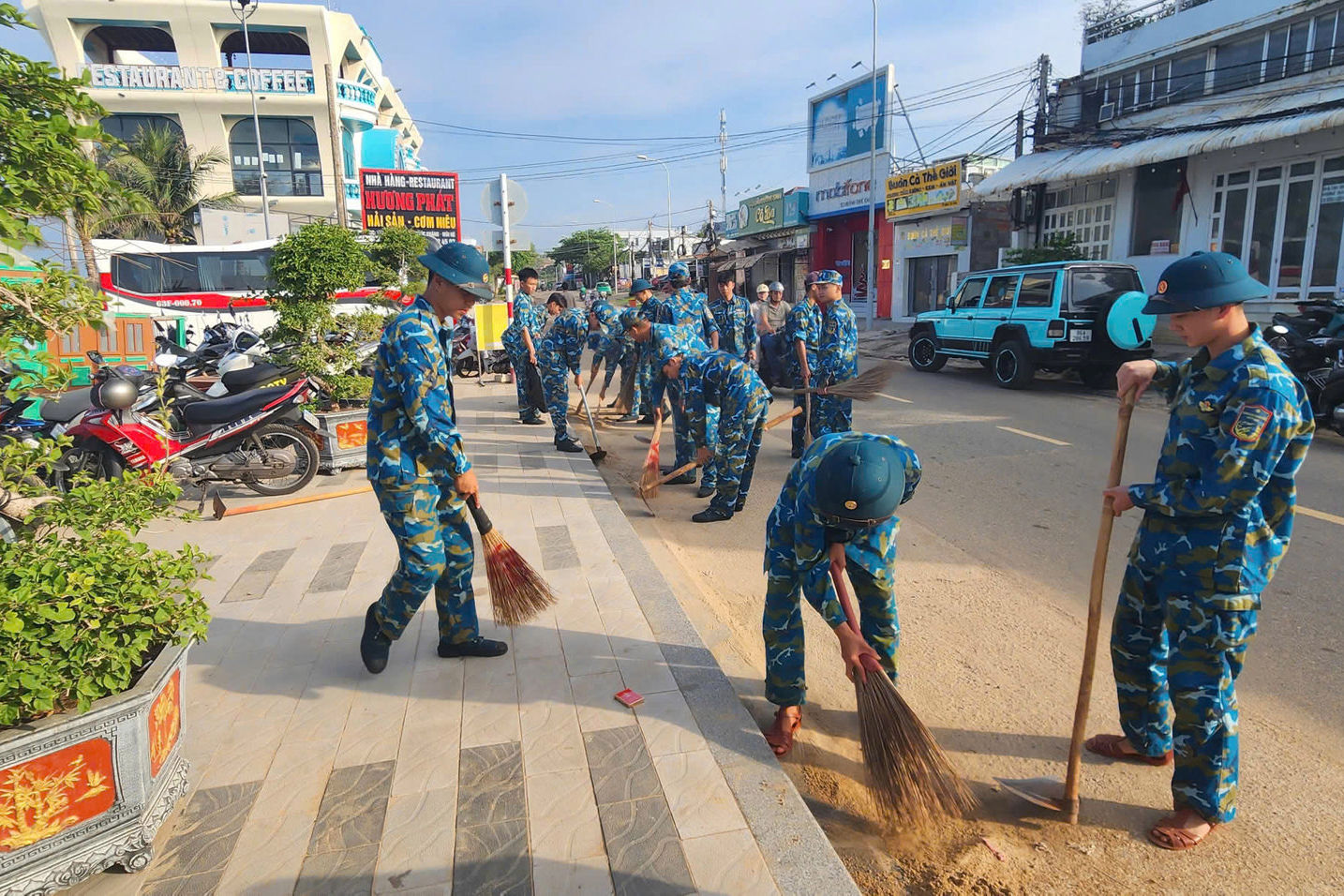 anh-3.-doan-co-so-trung-doan-tham-gia-tong-don-ve-sinh-cac-truc-duong-tren-dia-ban-phuong-mui-ne-tinh-lam-dong.jpg