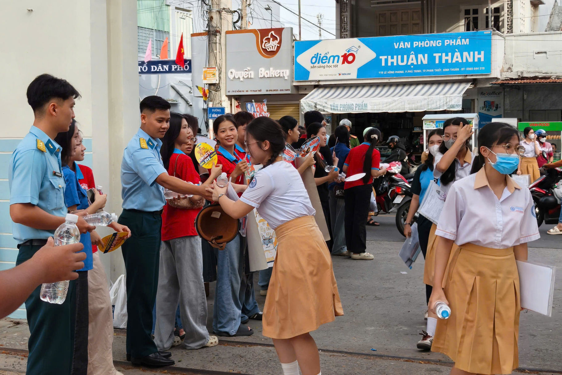 anh-5.-can-bo-doan-vien-doan-co-so-trung-doan-tham-gia-tiep-suc-mua-thi-tai-truong-thpt-phan-boi-chau-phan-thiet-nam-2026.jpg