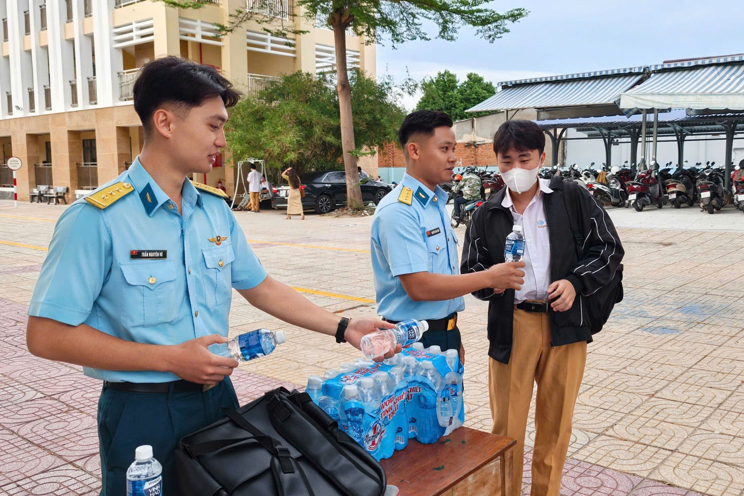 anh-5.1-can-bo-doan-vien-doan-co-so-trung-doan-tham-gia-tiep-suc-mua-thi-tai-truong-thpt-phan-boi-chau-phan-thiet-nam-2026.jpg