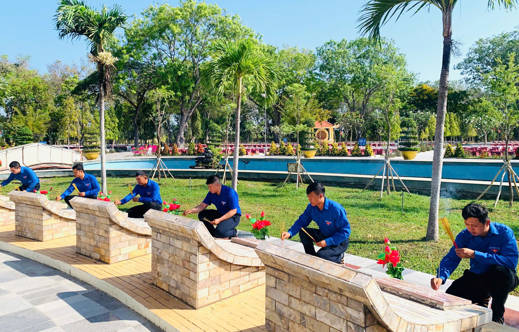 Đoàn viên thanh niên tri ân các anh hùng liệt sĩ
