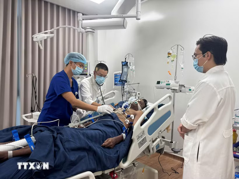 Lãnh đạo đặc khu Phú Quốc thăm hỏi nạn nhân đang chăm sóc, điều trị tại bệnh viện trên đảo Phú Quốc. (Ảnh: TTXVN phát)