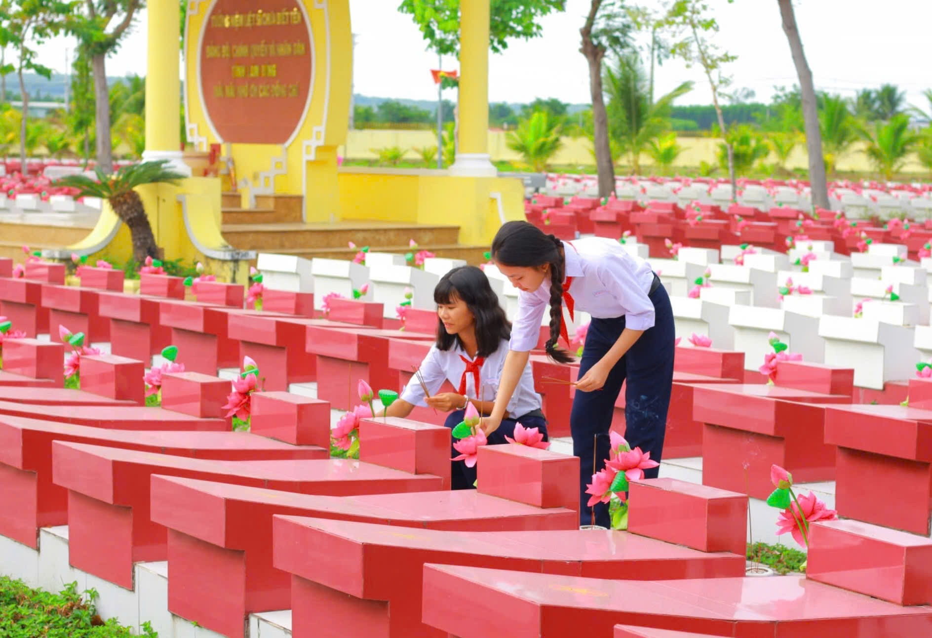 Học sinh thắp nhang tri ân các liệt sĩ