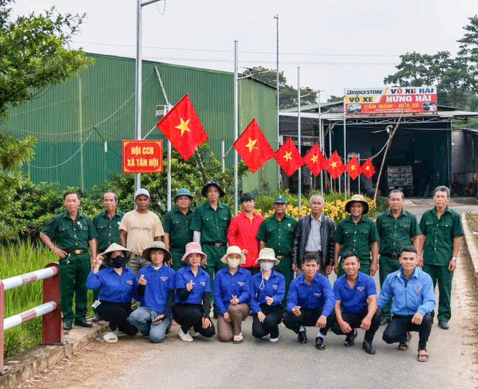 CCB phối hợp cùng thanh niên địa phương làm nên những con đường cờ xanh, sạch, đẹp