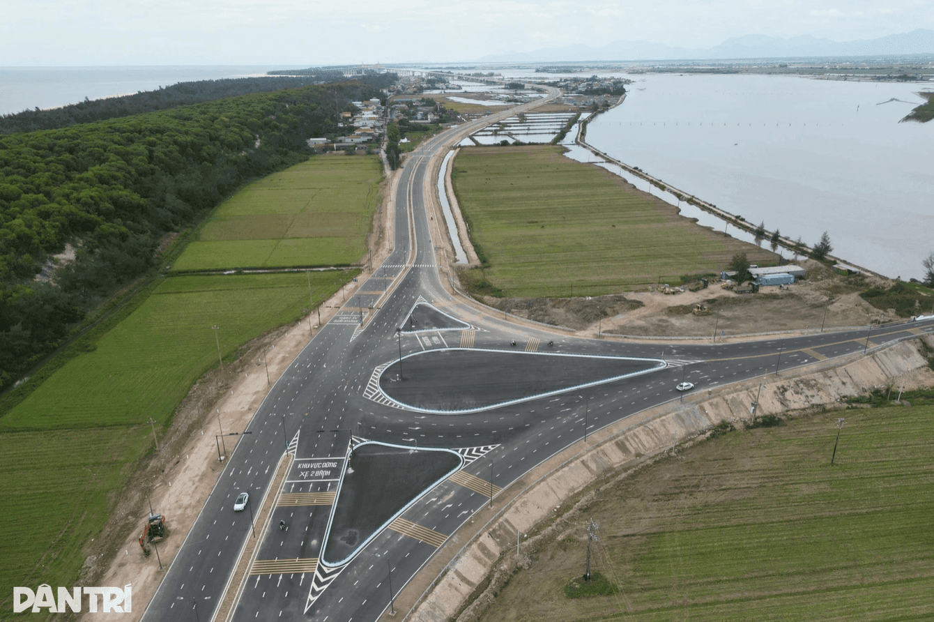 Đoạn đường dẫn phía bắc cầu qua cửa biển Thuận An đã hoàn thành xây dựng.