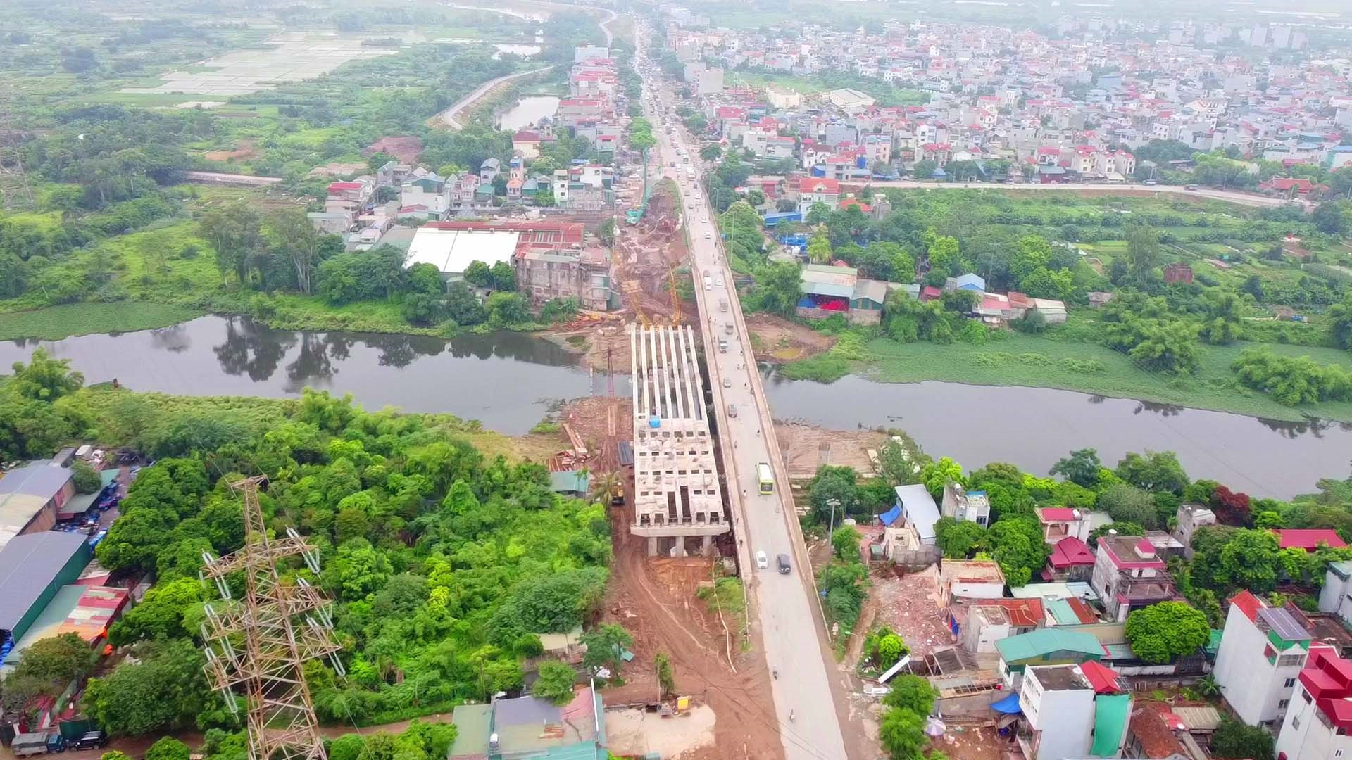 Thi công cầu Mai Lĩnh thuộc dự án mở rộng Quốc lộ 6