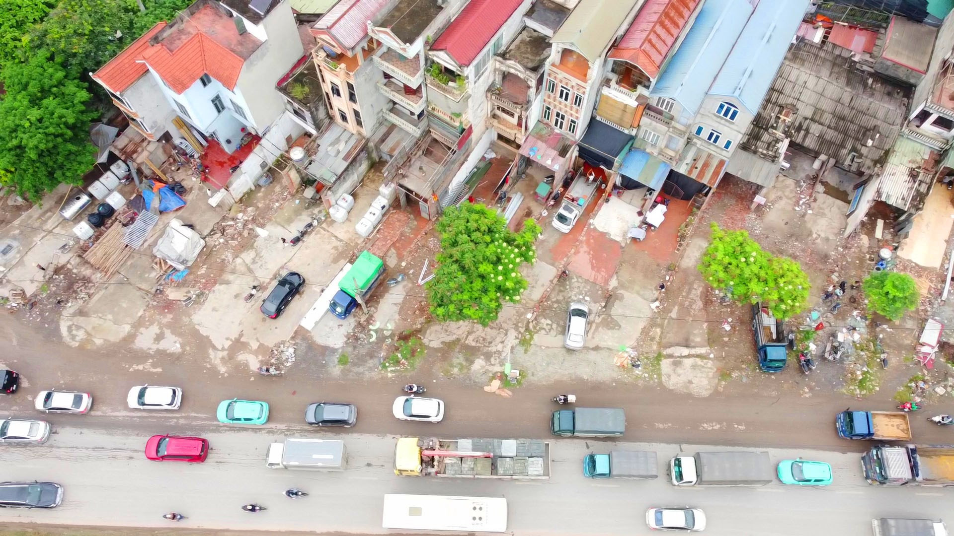 Các công trình trong diện giải tỏa đang được tháo dỡ