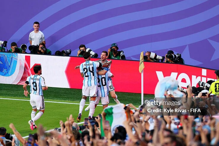 Niềm vui của các cầu thủ Argentina sau bàn mở tỷ số của Mac Allister