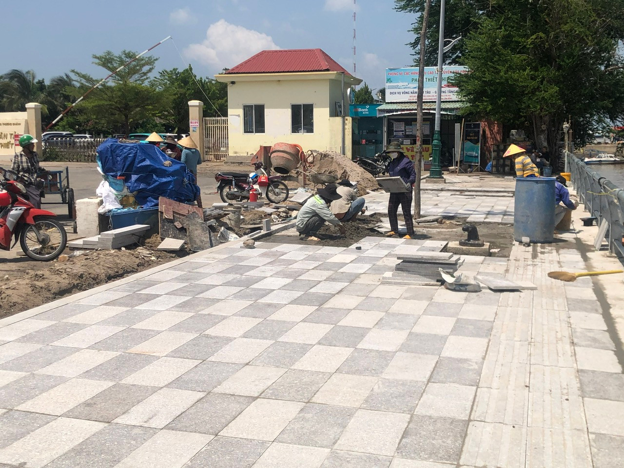 Thi công cải tạo, chỉnh trang hạ tầng hai bên sông Cà Ty trên đường Phạm Văn Đồng (phía sông).