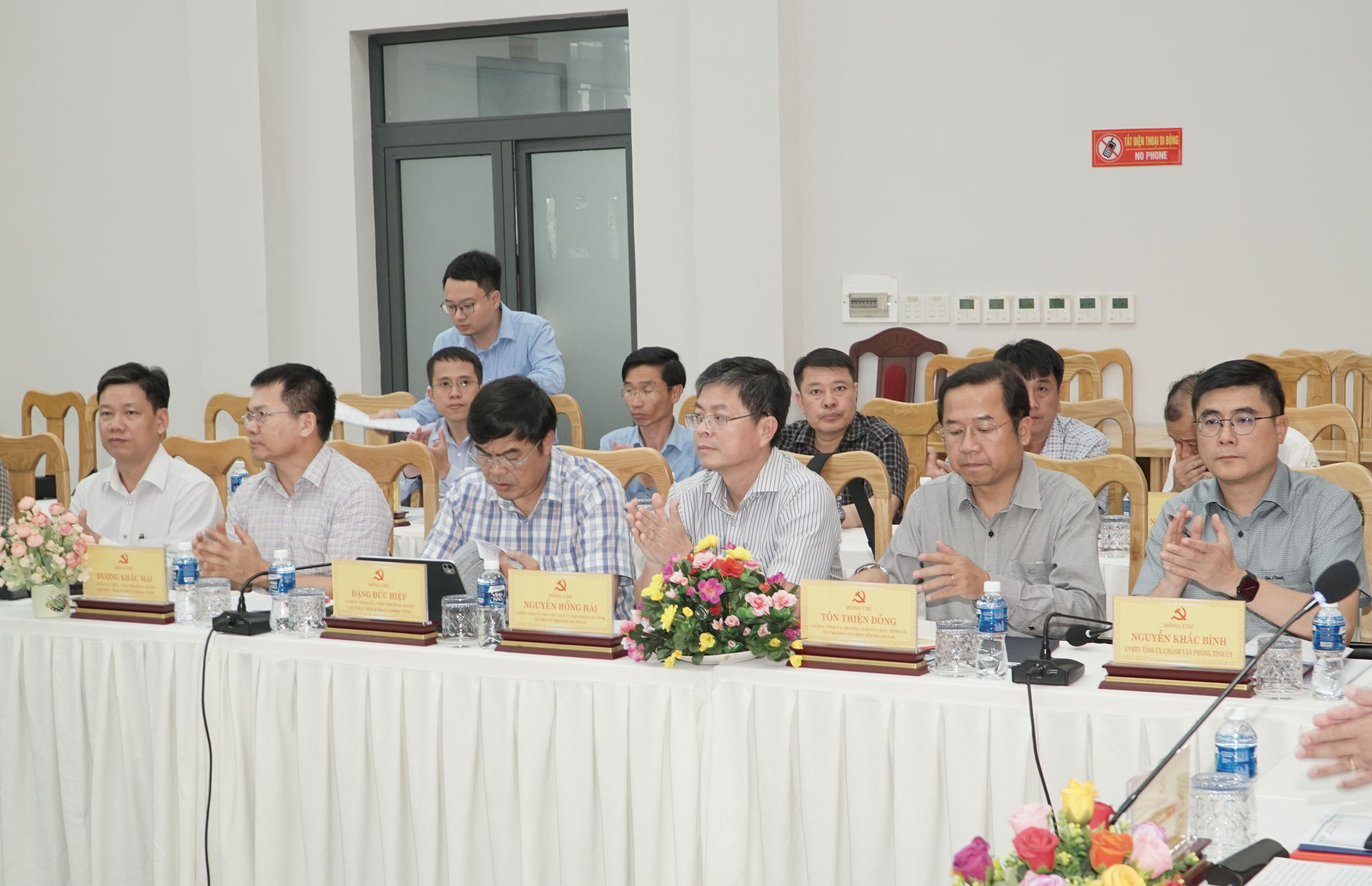 Các đồng chí Ủy viên Ban Thường vụ Tỉnh ủy và lãnh đạo các sở, ngành dự buổi làm việc