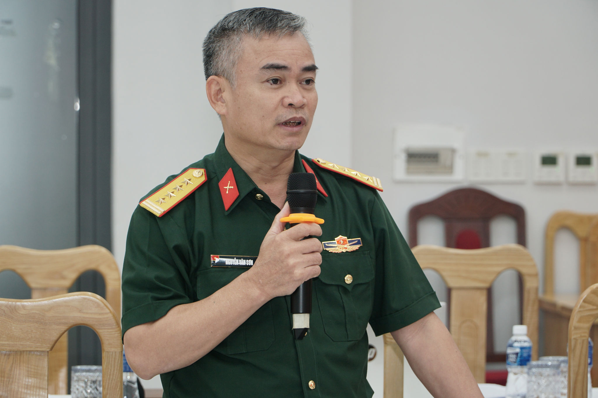 Đại tá Nguyễn Văn Sơn, Tỉnh ủy viên, Chính ủy Bộ CHQS tỉnh phát biểu tại buổi làm việc