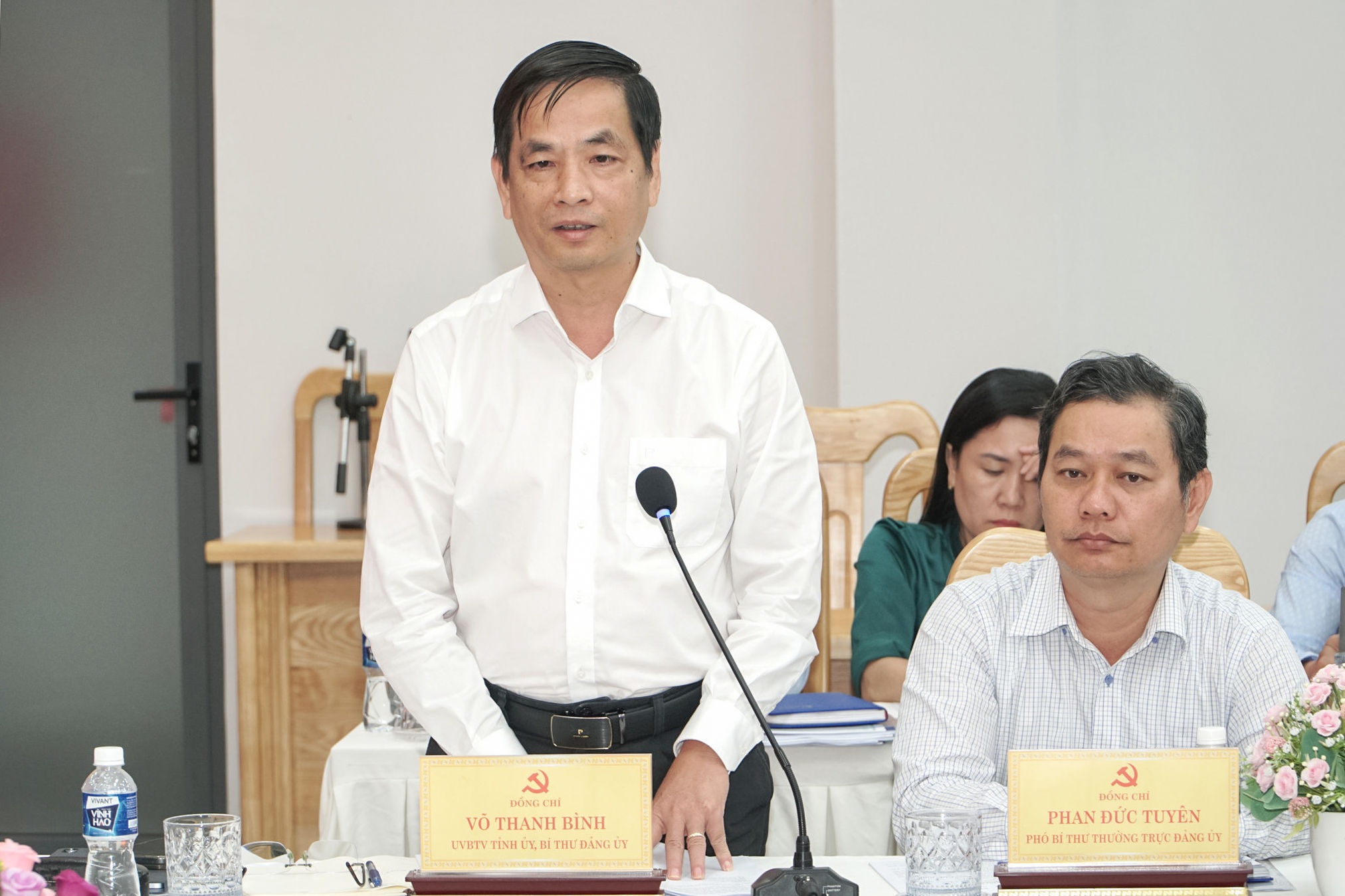 dong-chi-vo-thanh-binh-uy-vien-ban-thuong-vu-tinh-uy-bi-thu-dang-uy-phuong-phan-thiet-bao-cao-tai-buoi-lam-viec(1).jpg