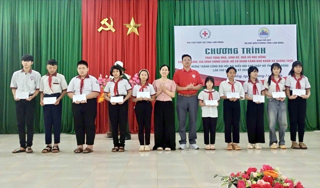 hình 2 trao học bổng