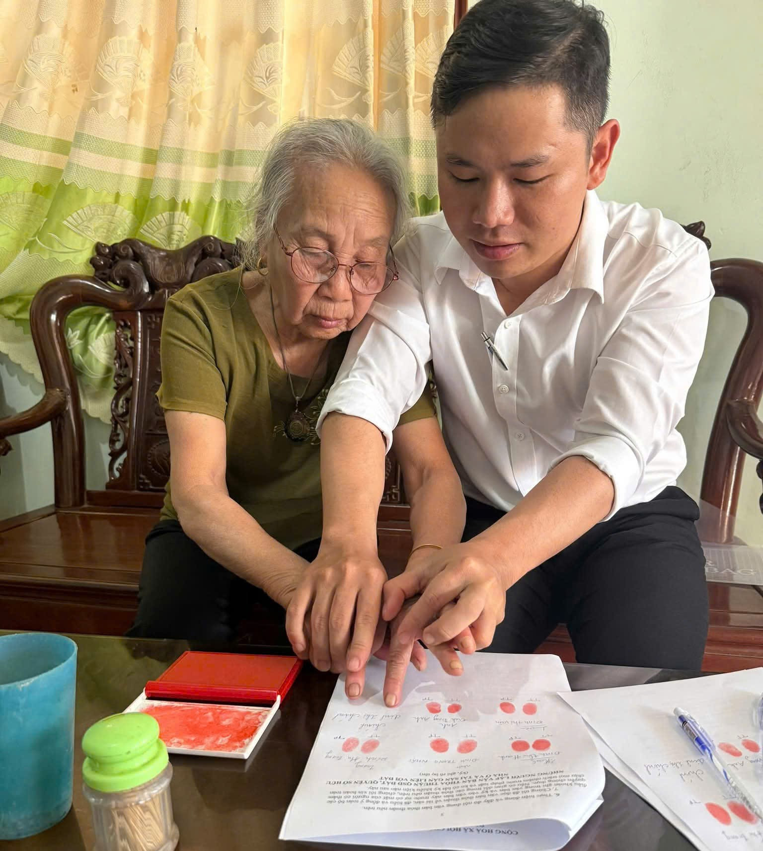 Hỗ trợ người dân làm thủ tục hành chính tại nhà