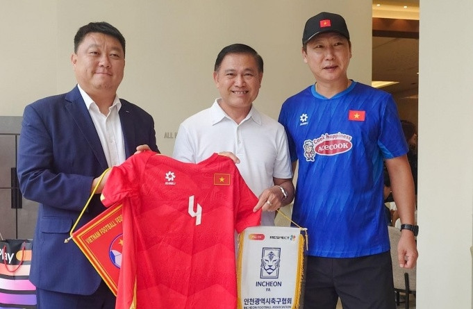 Dl. Tran Anh Tu lucrează cu Asociația de Fotbal din Incheon. Fotografie: Thethao247.