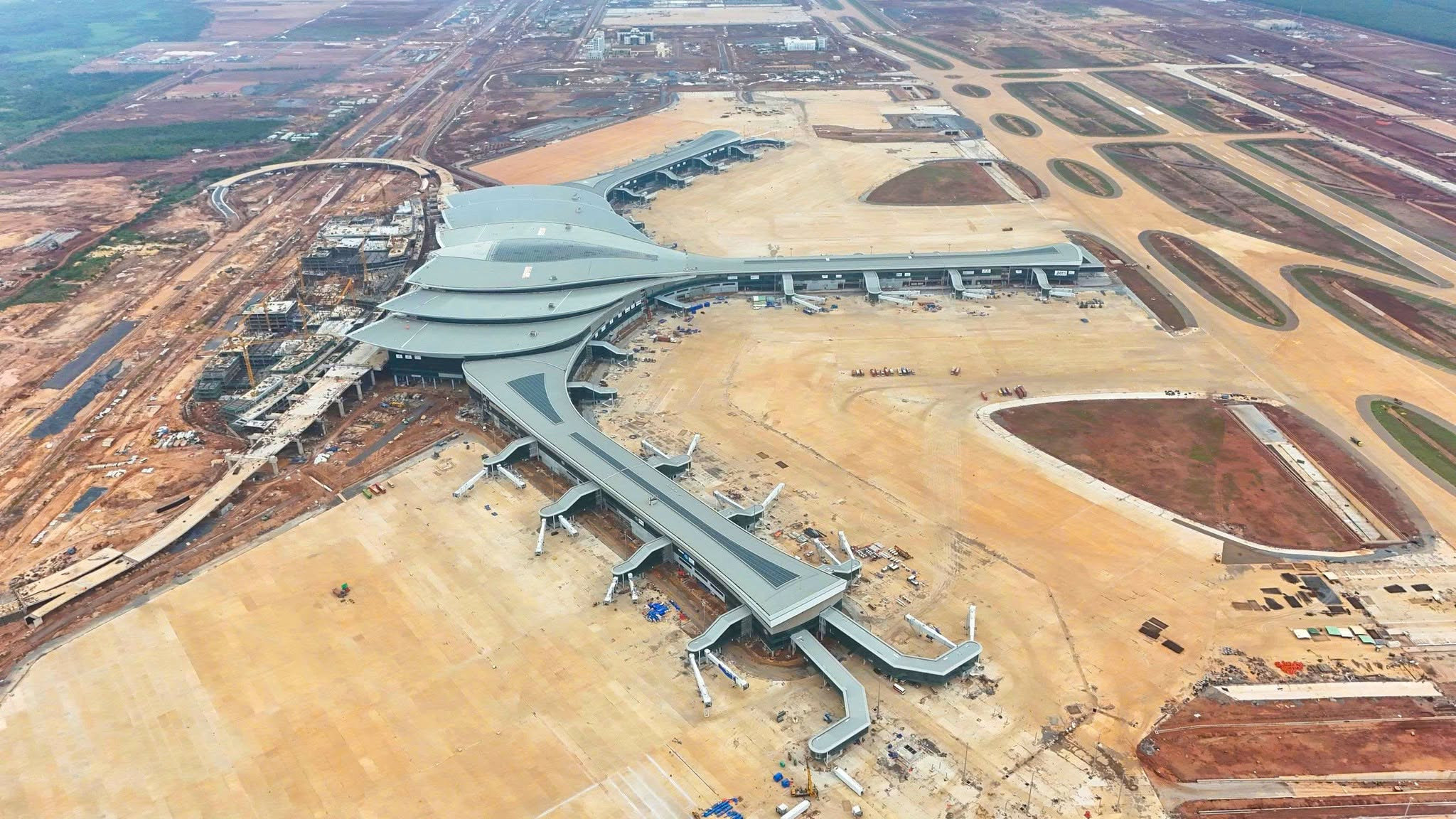 Công trường thi công sân bay Long Thành đang được đẩy nhanh tiến độ để kịp vận hành vào cuối năm 2026.