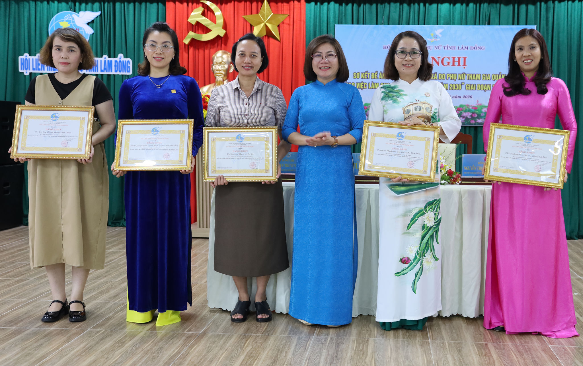 Hội Liên hiệp Phụ nữ tỉnh Lâm Đồng khen thưởng những tập thể có thành tích xuất sắc trong triển khai Đề án 