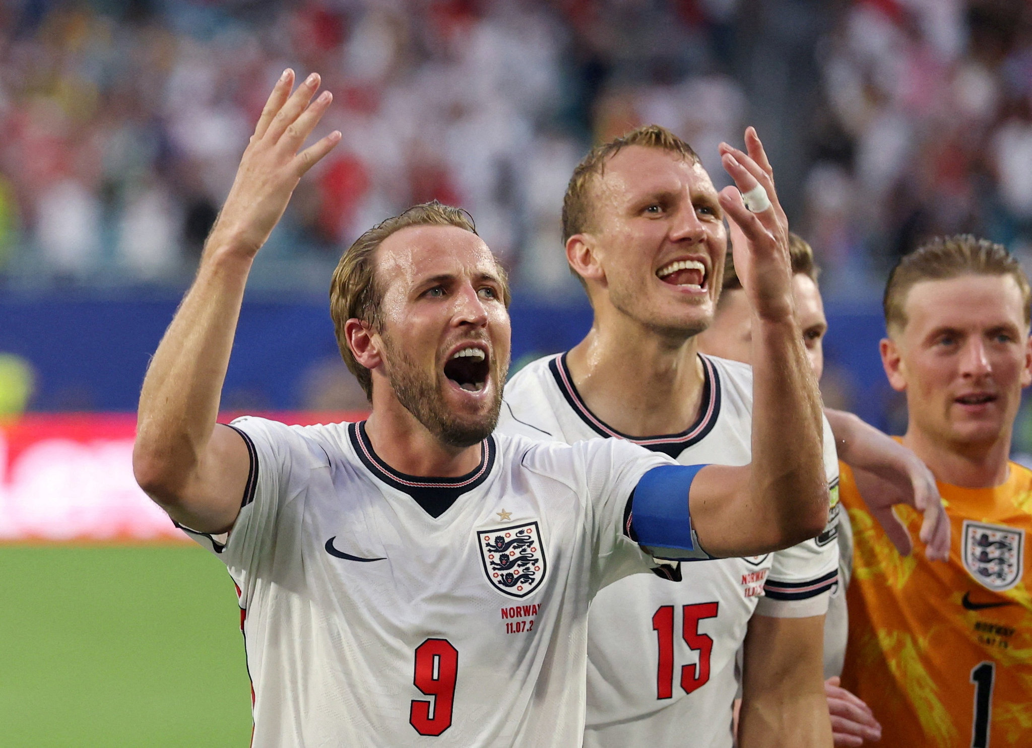 Os jogadores da Inglaterra comemoram.