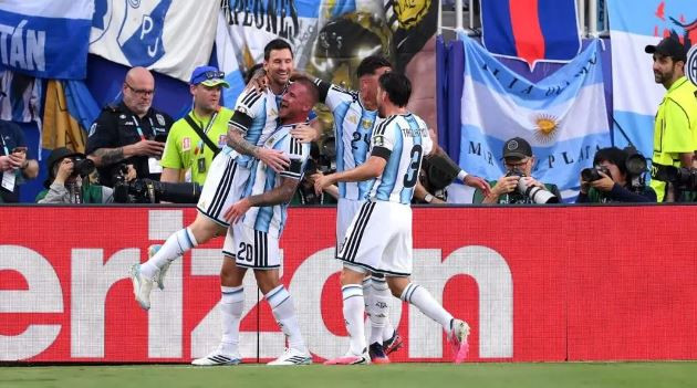 Lionel Messi quan sát trận đấu, duy trì tầm ảnh hưởng lên lối chơi của Argentina.