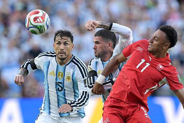 Tuyến giữa Argentina với sự góp mặt của Paredes và De Paul luôn chơi rất quyết liệt
