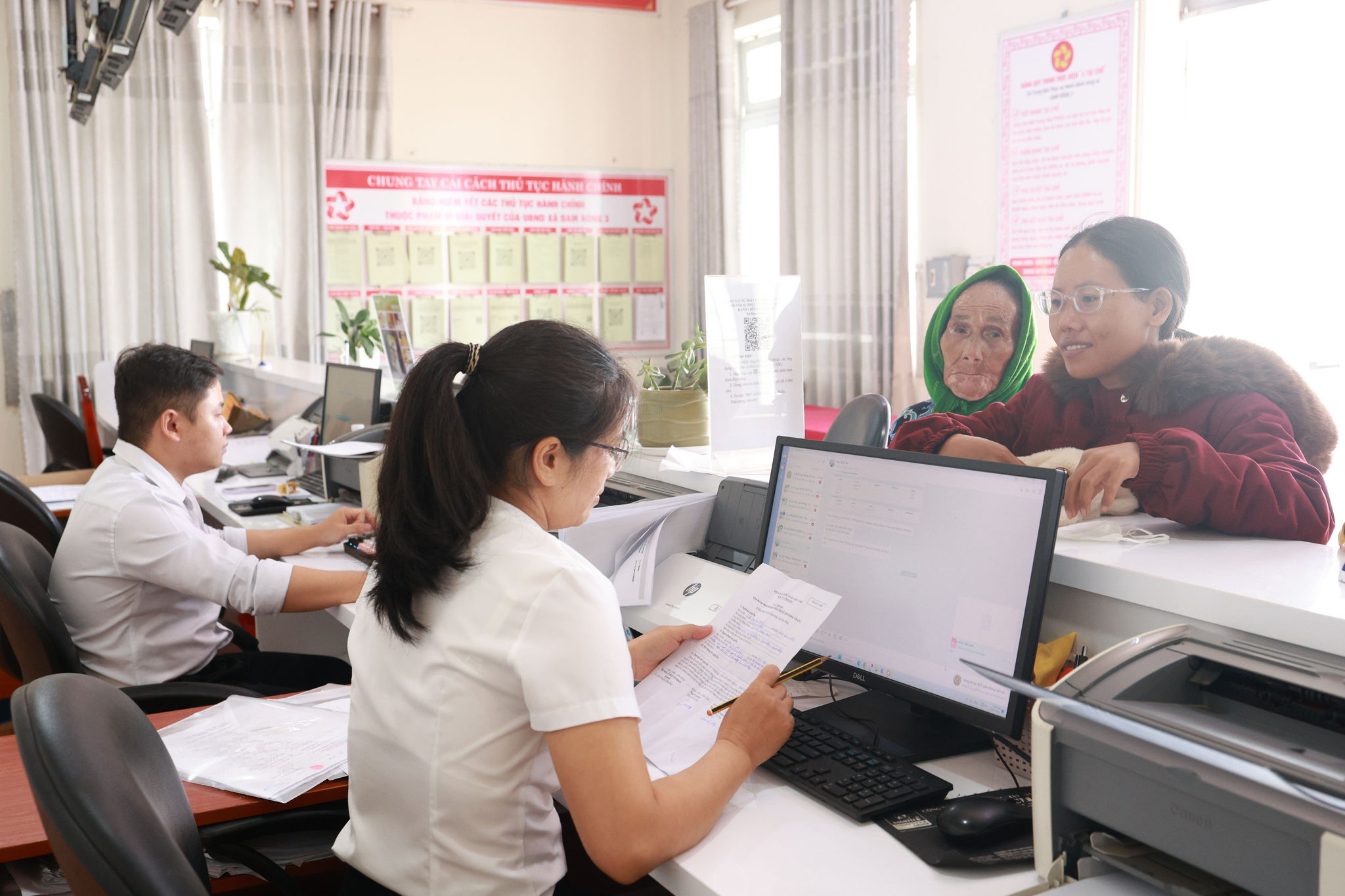 Người dân đến làm thủ tục hành chính tại xã Đam Rông 3