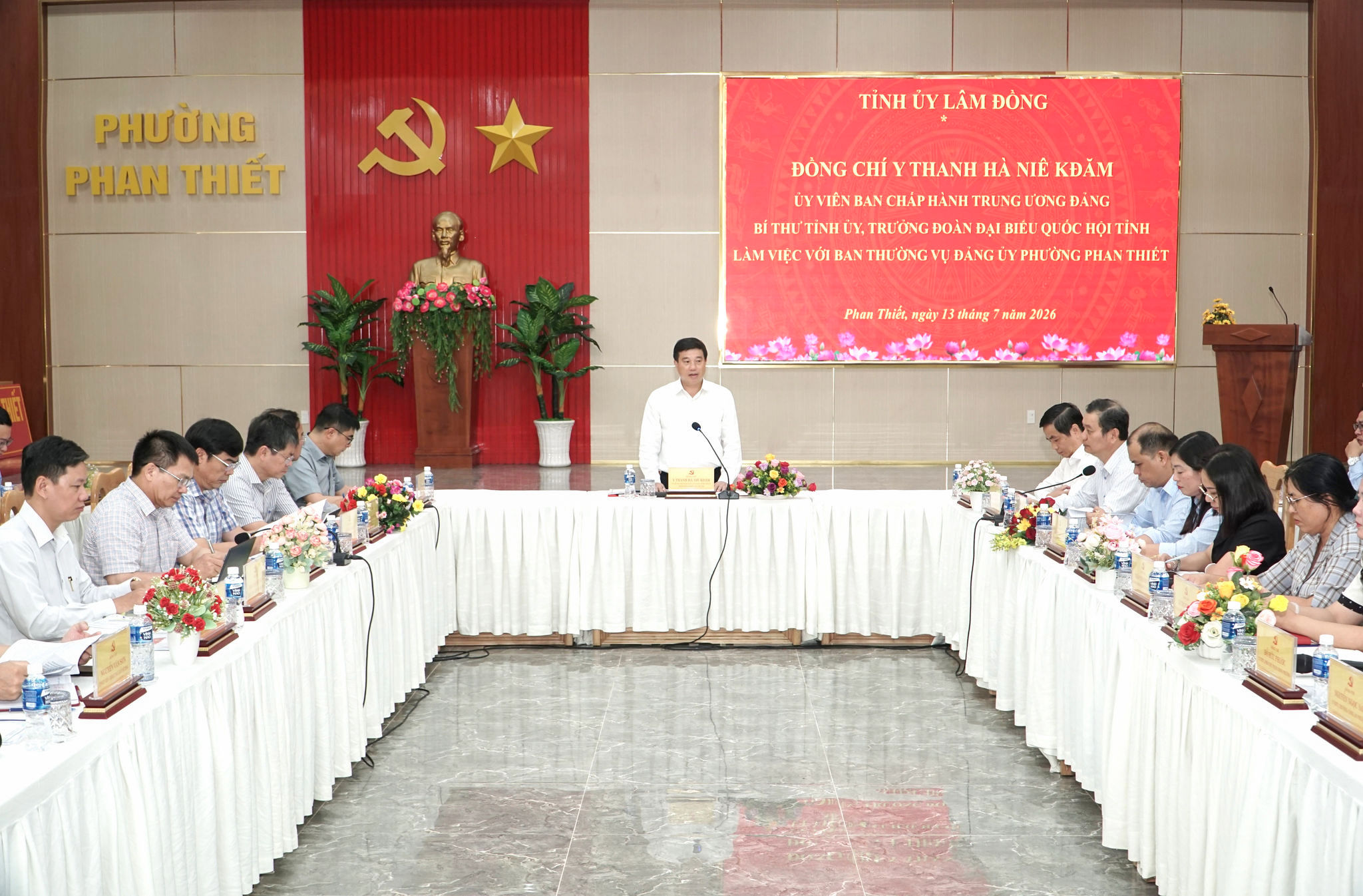 quang-canh-buoi-lam-viec-1-.jpg