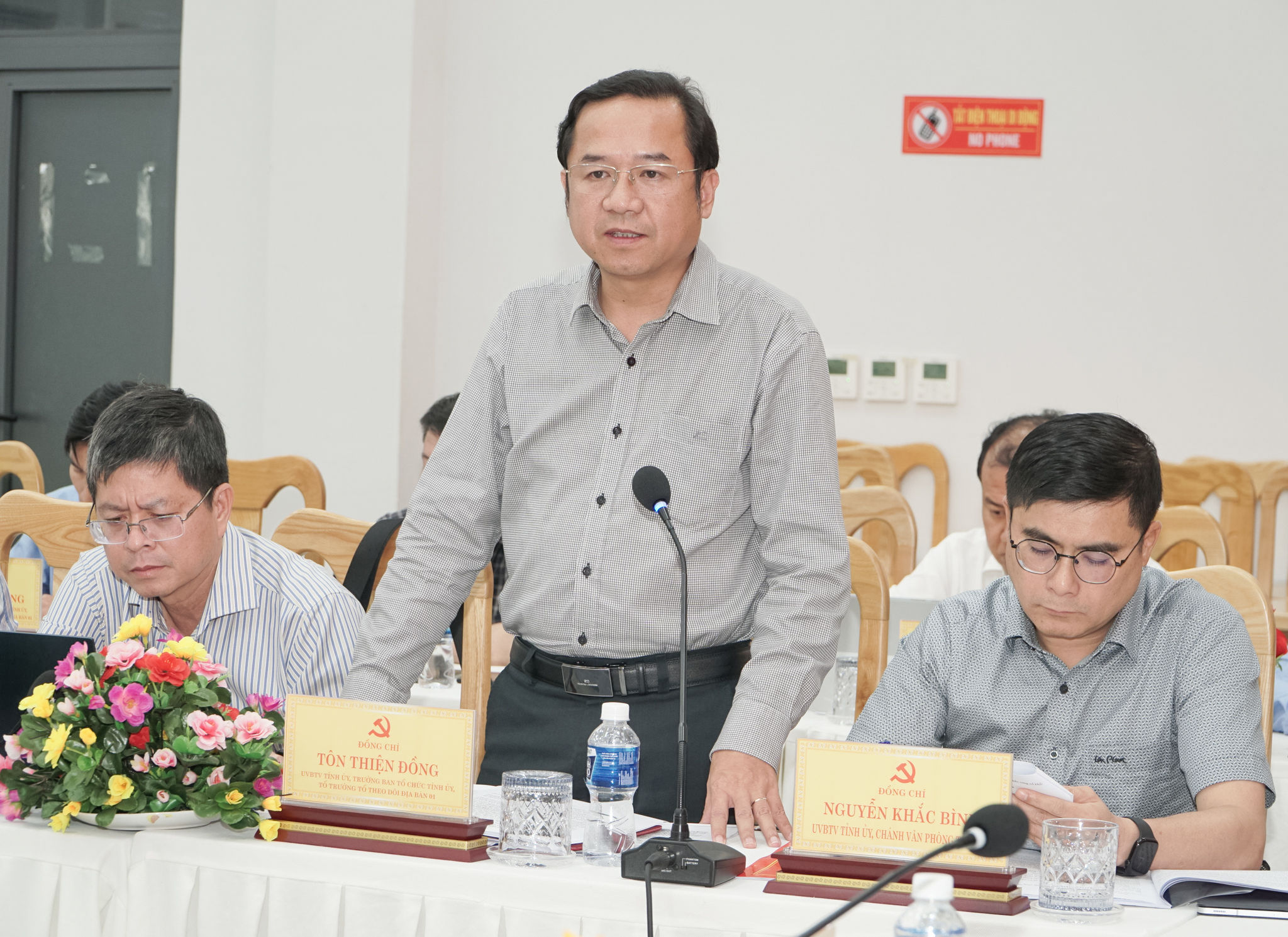 uy-vien-ban-thuong-vu-tinh-uy-ton-thien-dong-truong-ban-to-chuc-tinh-uy-to-truong-to-theo-doi-dia-ban-01(1).jpg