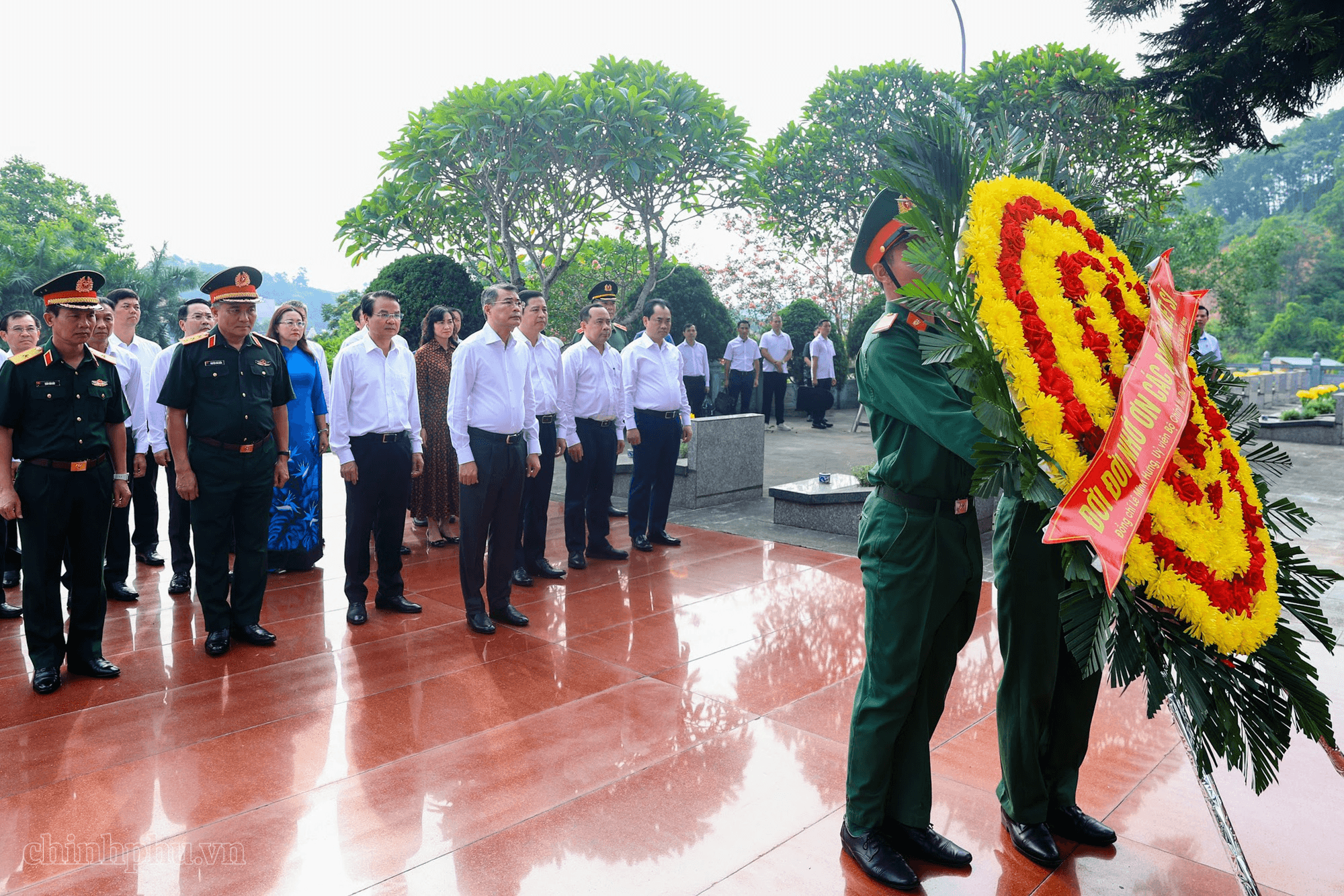 Thủ tướng dâng hương tưởng niệm các Anh hùng liệt sĩ và tặng quà gia đình có công với cách mạng tại Lào Cai- Ảnh 1.