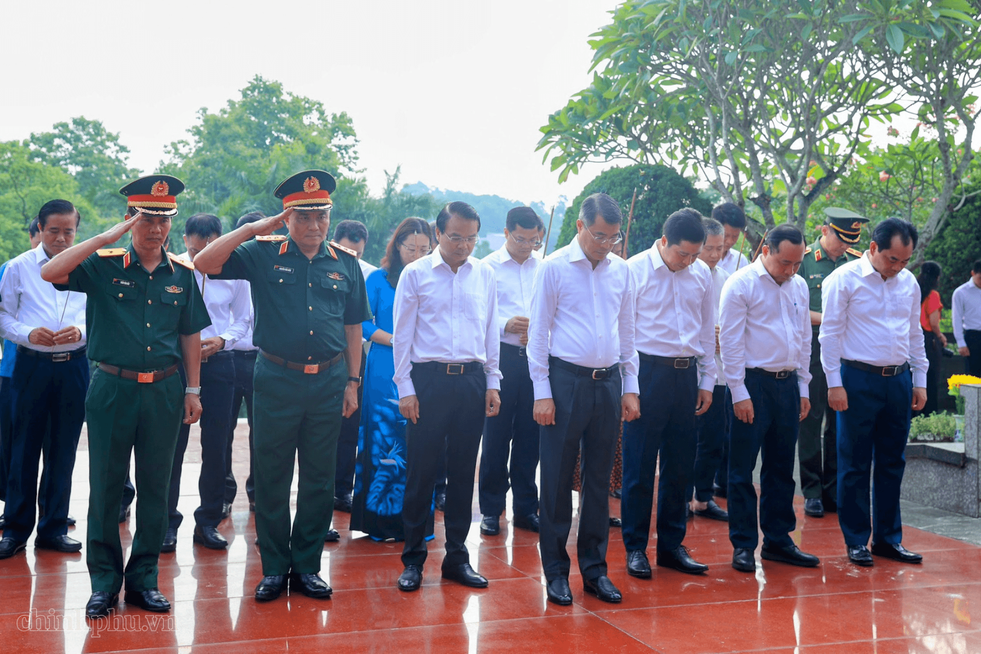 Thủ tướng dâng hương tưởng niệm các Anh hùng liệt sĩ và tặng quà gia đình có công với cách mạng tại Lào Cai- Ảnh 3.