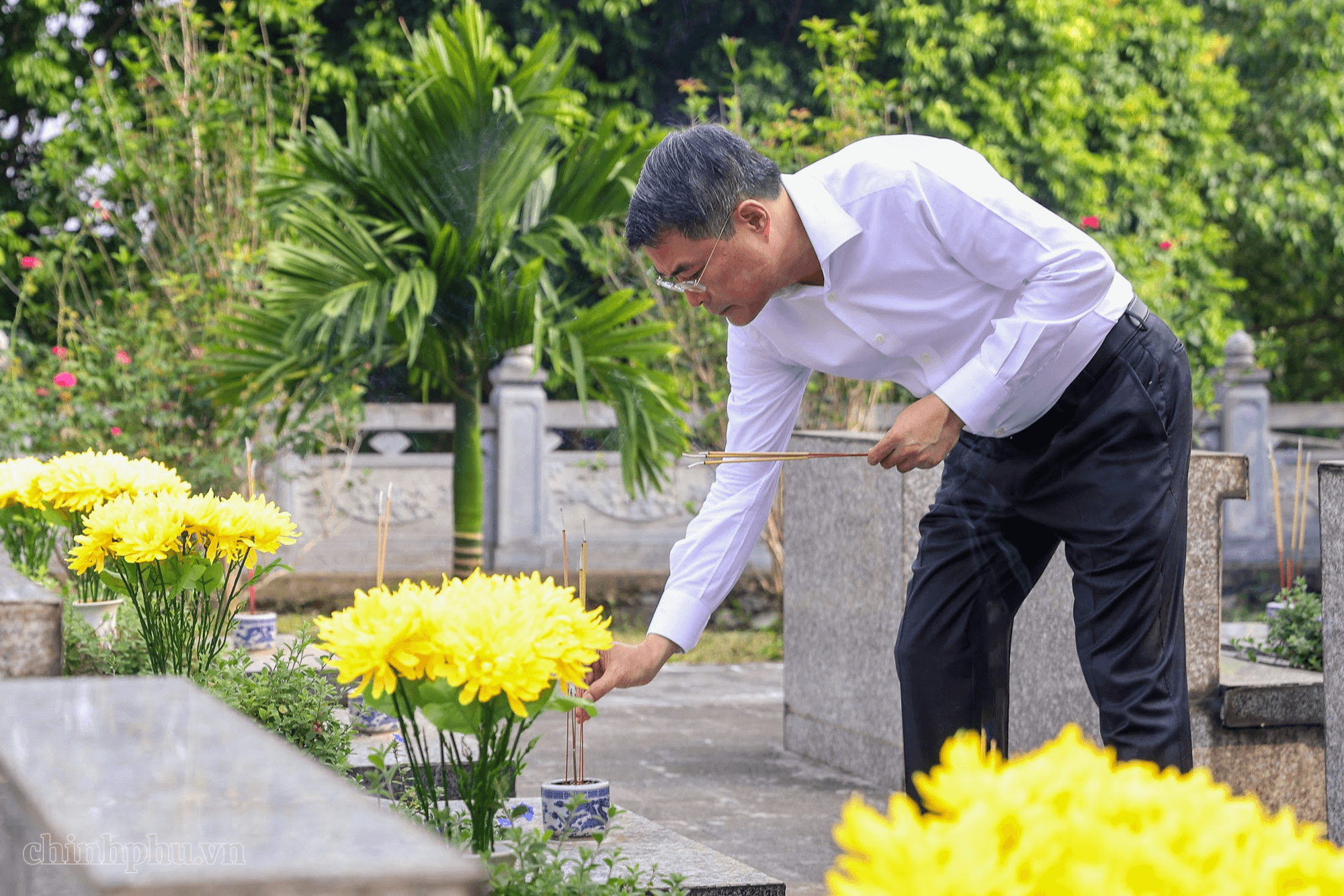 Thủ tướng dâng hương tưởng niệm các Anh hùng liệt sĩ và tặng quà gia đình có công với cách mạng tại Lào Cai- Ảnh 4.