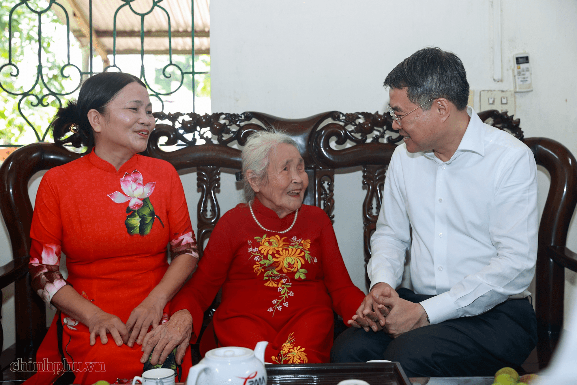 Thủ tướng dâng hương tưởng niệm các Anh hùng liệt sĩ và tặng quà gia đình có công với cách mạng tại Lào Cai- Ảnh 5.