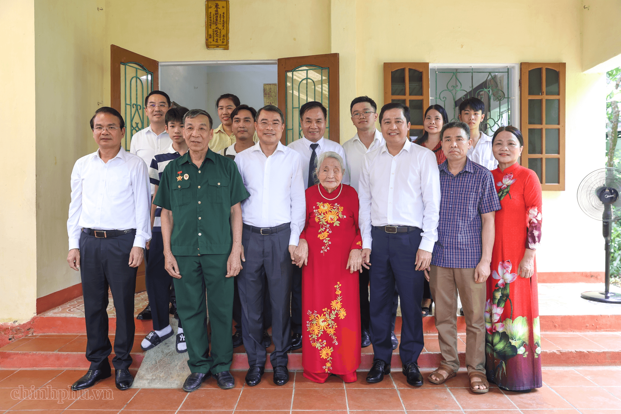 Thủ tướng dâng hương tưởng niệm các Anh hùng liệt sĩ và tặng quà gia đình có công với cách mạng tại Lào Cai- Ảnh 6.