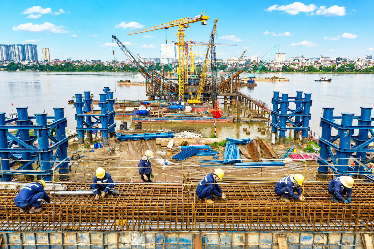 Công nhân đang thi công trên công trường cầu Trần Hưng Đạo