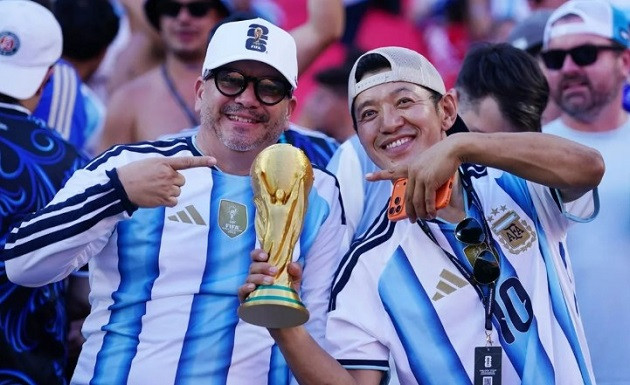 Khán giả Argentina cổ vũ nhiệt tình có tiếng tại World Cup. Ảnh: Getty.