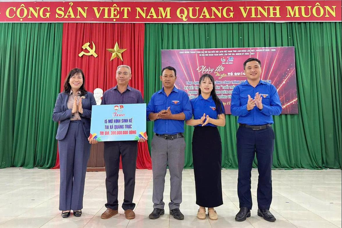 Tuổi trẻ Lâm Đồng trao hỗ trợ mô hình sinh kế cho địa phương