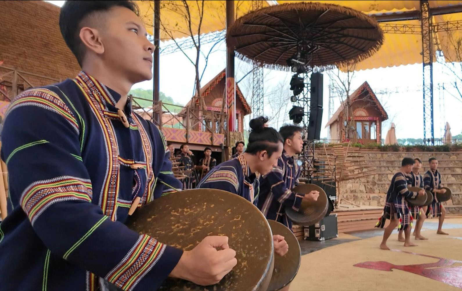 bieu-dien-cong-chieng-1-.jpg