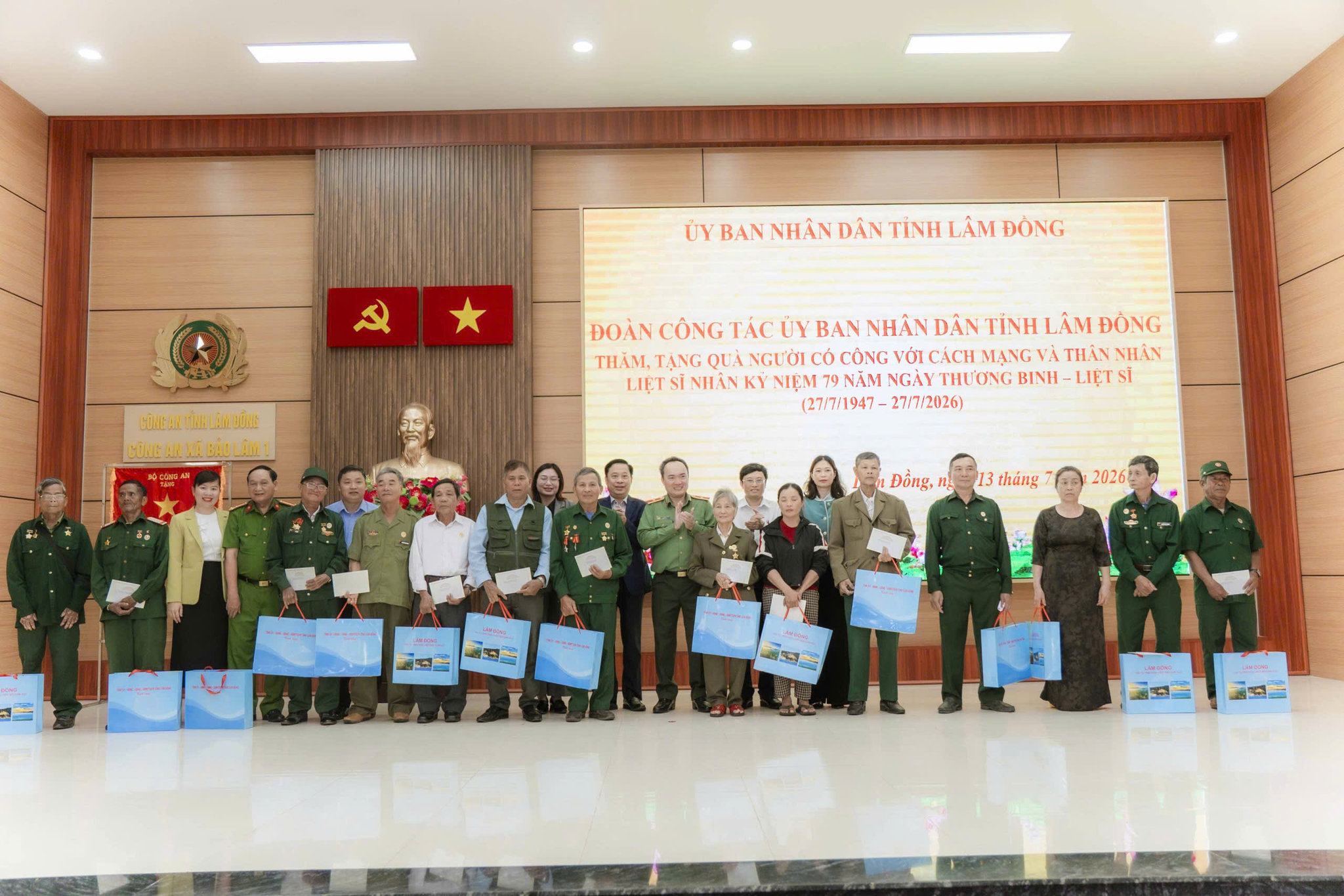 Các đại biểu chụp hình lưu niệm cùng thương binh bệnh binh thân nhân liệt sĩ - Ảnh Lê Tiến