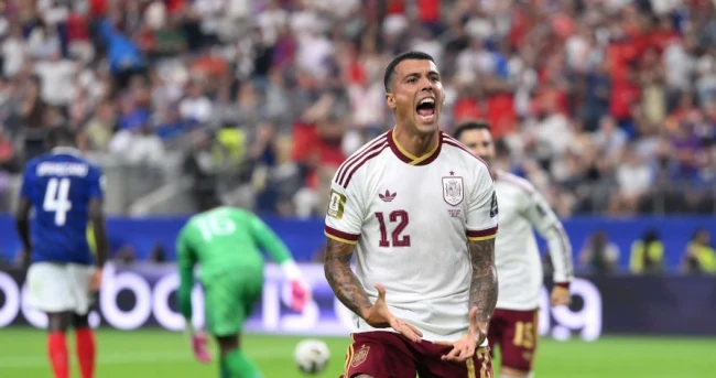 Pedro Porro dứt điểm tung lưới Pháp nâng tỷ số lên 2-0.