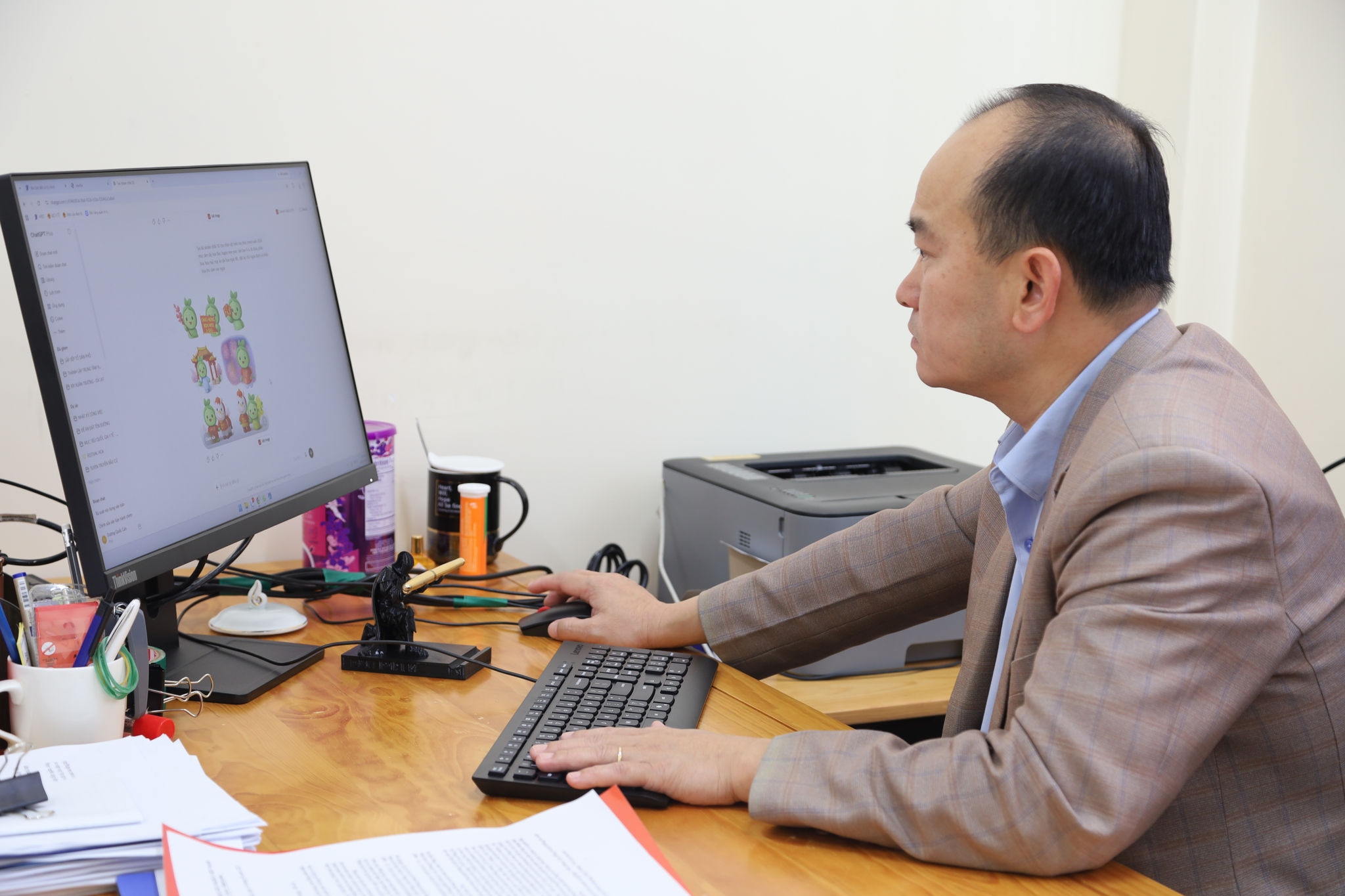 Ông Dương Quốc Can, Phó Trưởng Phòng Văn hóa - Xã hội phường Xuân Trường - Đà Lạt xây dựng nhân vật chibi Hello Tea cùng các bộ sticker bằng công nghệ AI góp phần lan tỏa hình ảnh địa phương trên các nền tảng số