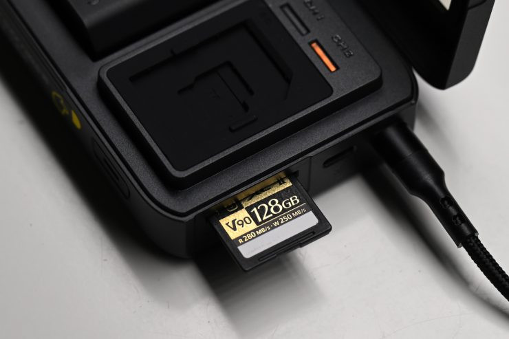 Khe cắm thẻ nhớ SD và Micro SD trên Tilta TBC-ARC-FZ100