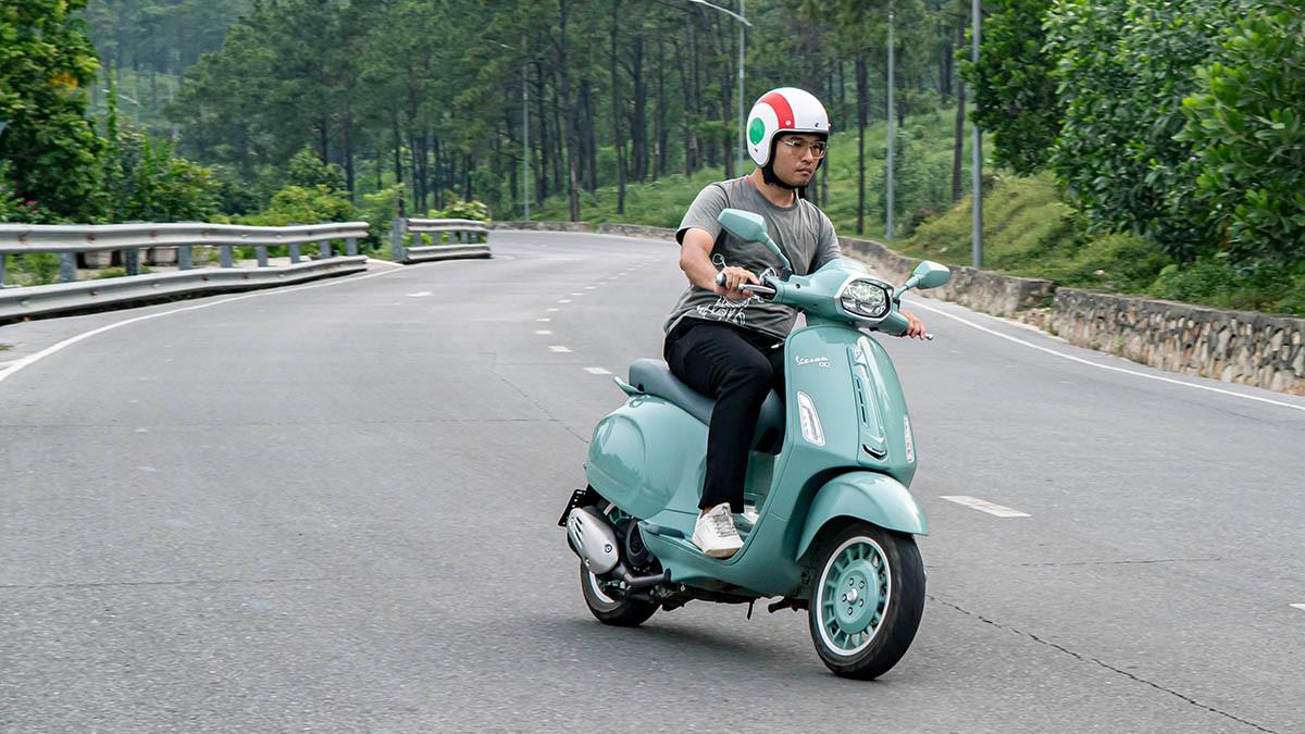 Vespa Sprint 80th 180 vận hành tự tin trên các cung đường đèo dốc.