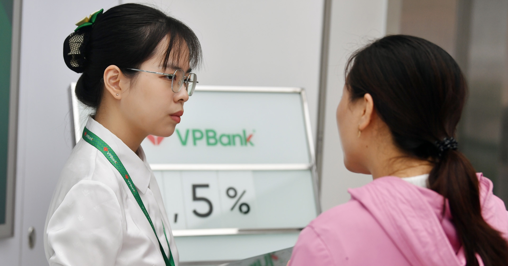 Bảng niêm yết lãi suất tại một chi nhánh ngân hàng ngày 15/7/2026