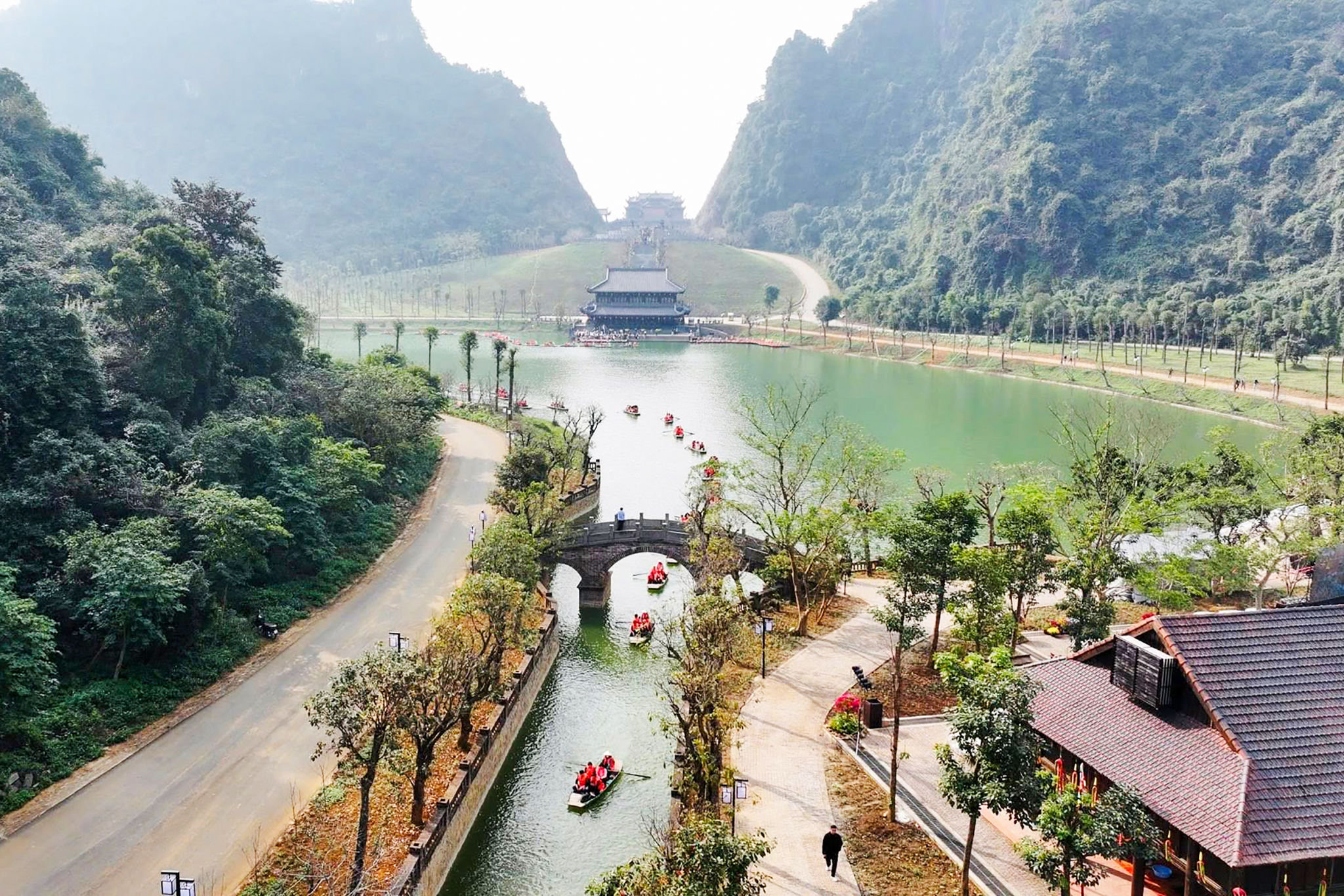 Khu du lịch Thung Ui nằm trong quần thể khu danh thắng Tràng An