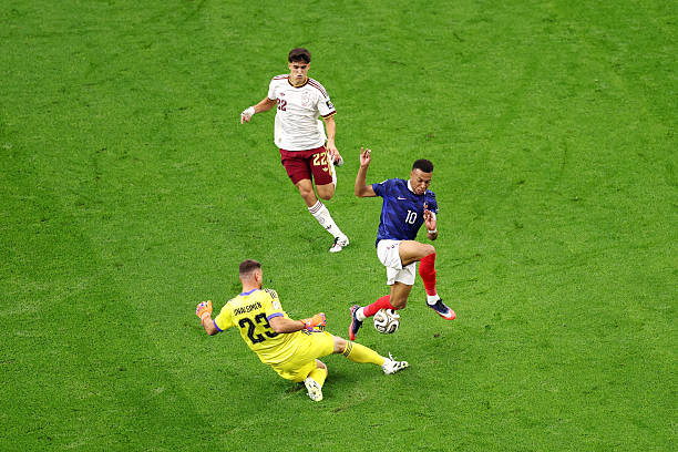 Unai Simon ngăn chặn Mbappe