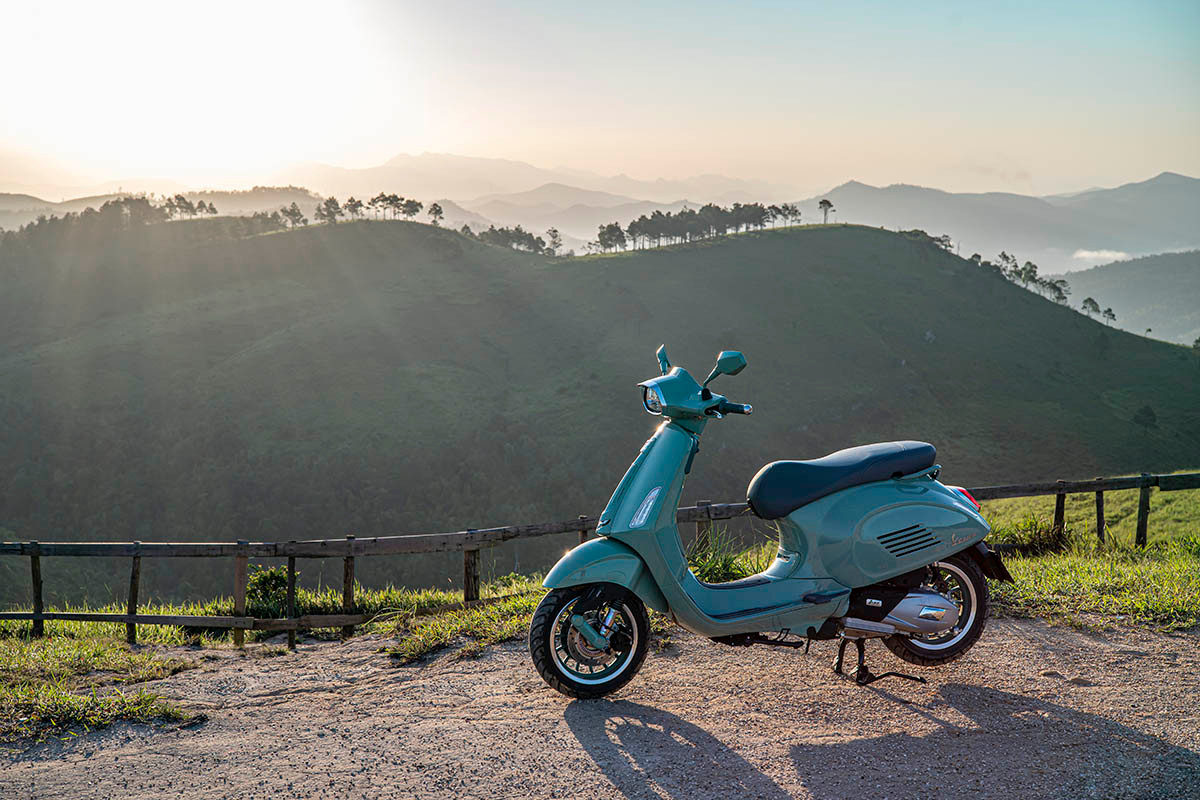 Vespa Sprint 80th 180 phiên bản kỷ niệm 80 năm với thiết kế khung nhỏ đặc trưng.