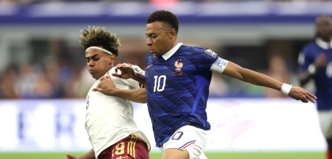 Mbappe hoàn toàn bế tắc trước hàng thủ Tây Ban Nha.