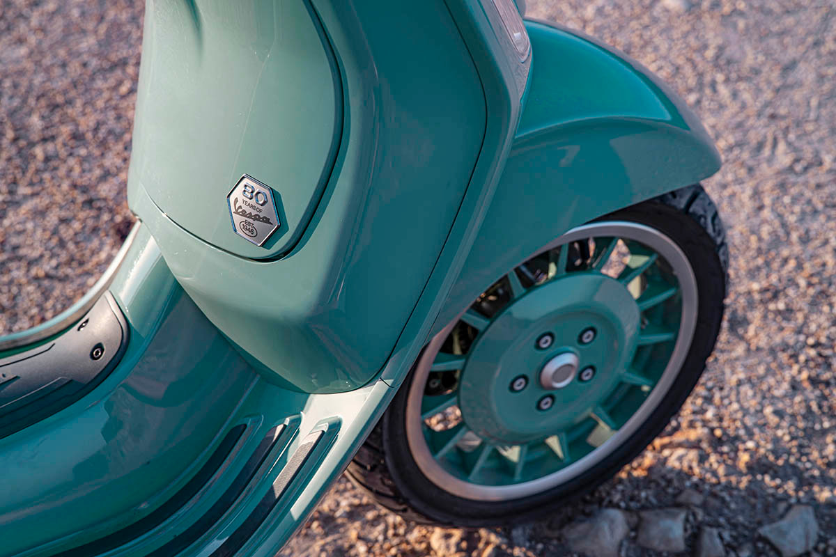 Vespa Sprint 80th 180 đại diện cho lối sống thời trang và đam mê khám phá.