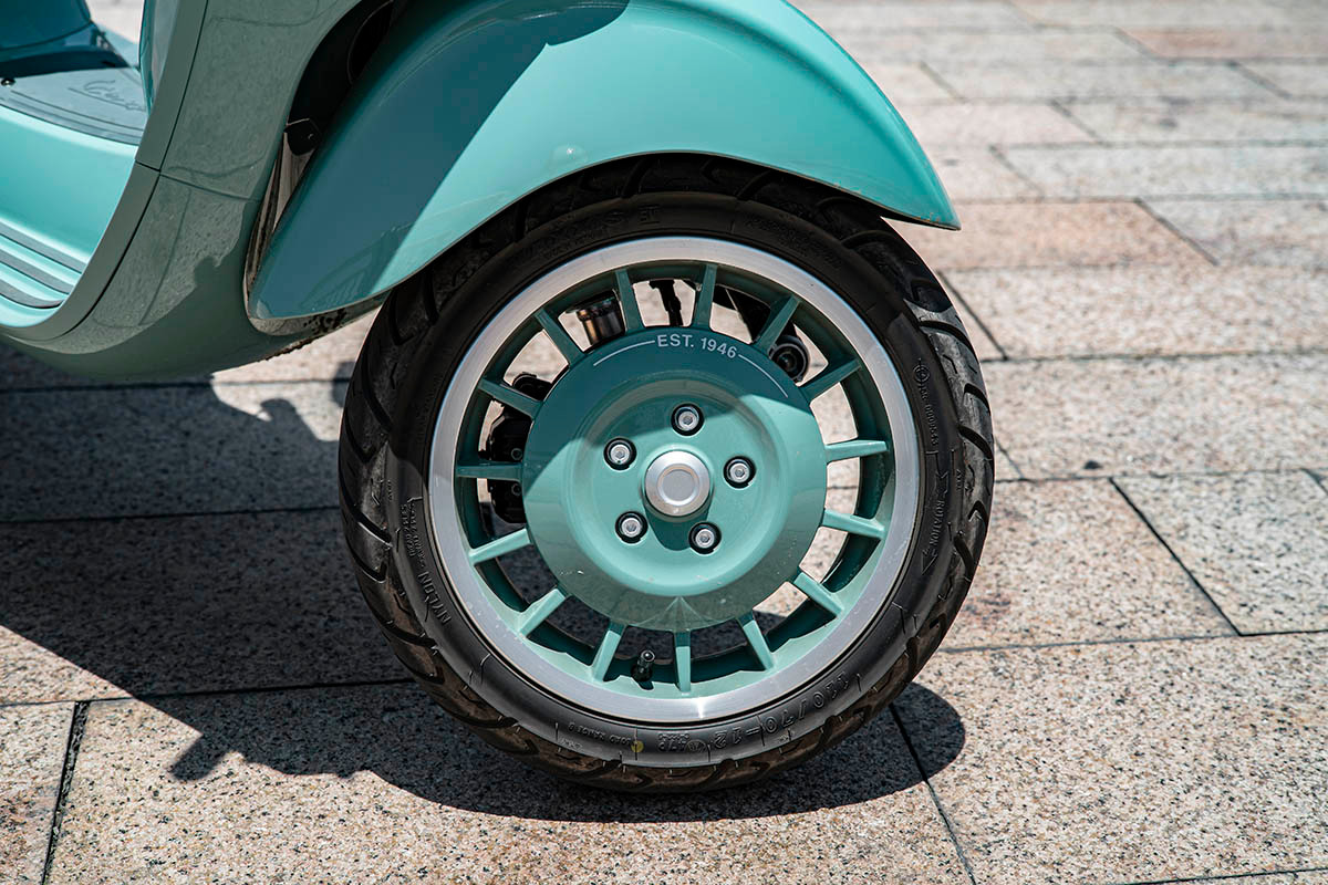 Màu sơn xanh Verde Pastello cổ điển và thời thượng trên Vespa Sprint 80th 180.