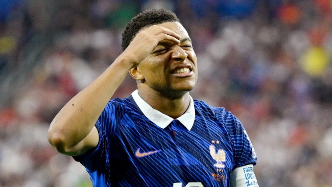 HLV Didier Deschamps phẫn nộ với quyết định của trọng tài.