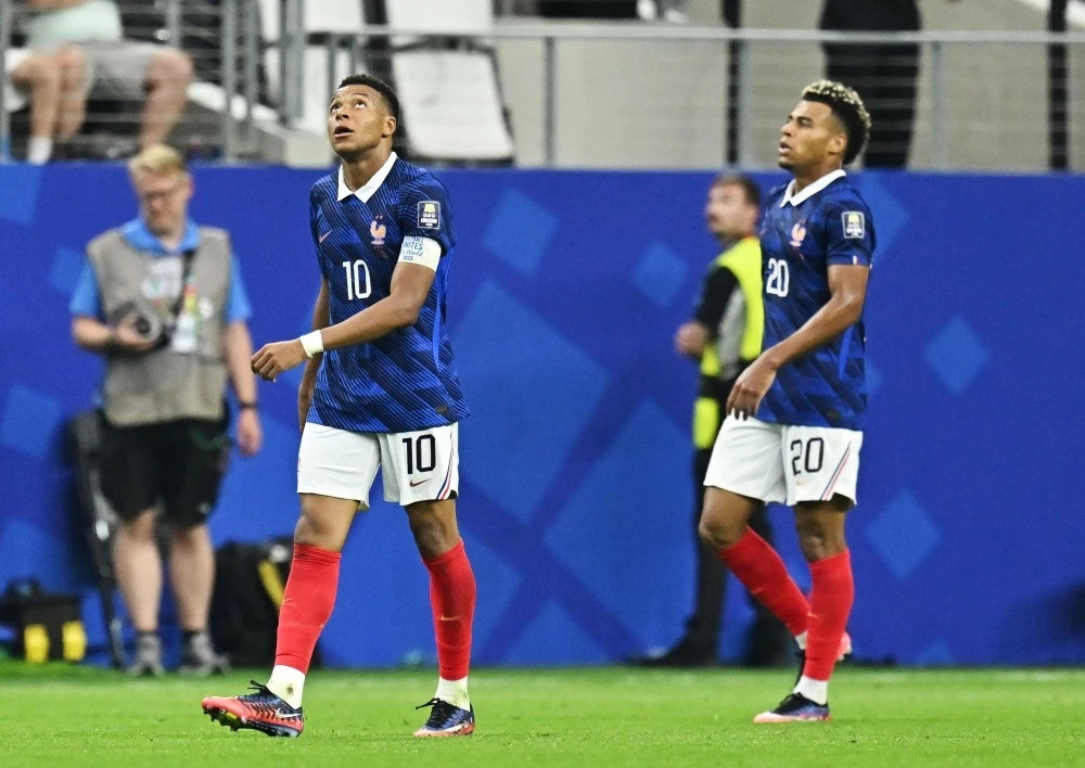 Kylian Mbappe thất vọng sau trận thua 0-2 trước Tây Ban Nha
